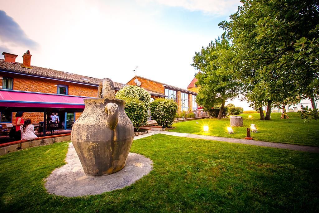 Hotel Les Ecuries De La Tour Mondonville Esterno foto